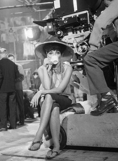 La actriz Joan Collins toma un café durante un descanso en el rodaje de la película "Camino de Hong Kong" (1962), de Norman Panama