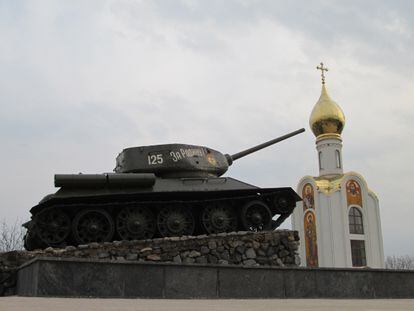 Un antiguo tanque de la época soviética se exhibe en la región de Transnistria, Moldavia.