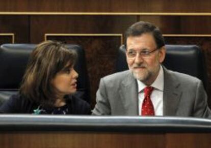 El presidente del Gobierno, Mariano Rajoy, junto a la vicepresidenta, Soraya Sáenz de Santamaría, en el Congreso.