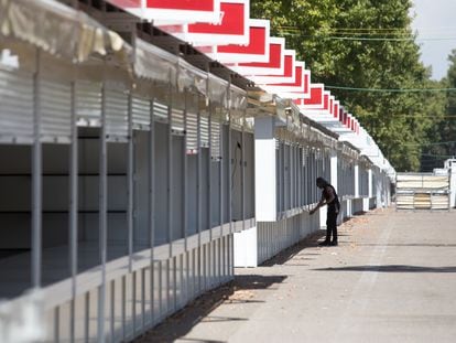 Montaje de la Feria del Libro de Madrid en el Parque del Retiro el 30 de agosto