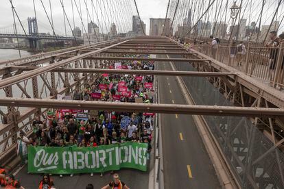 Manifestantes cruzan el puente de Brooklyn durante una manifestación por el derecho al aborto.