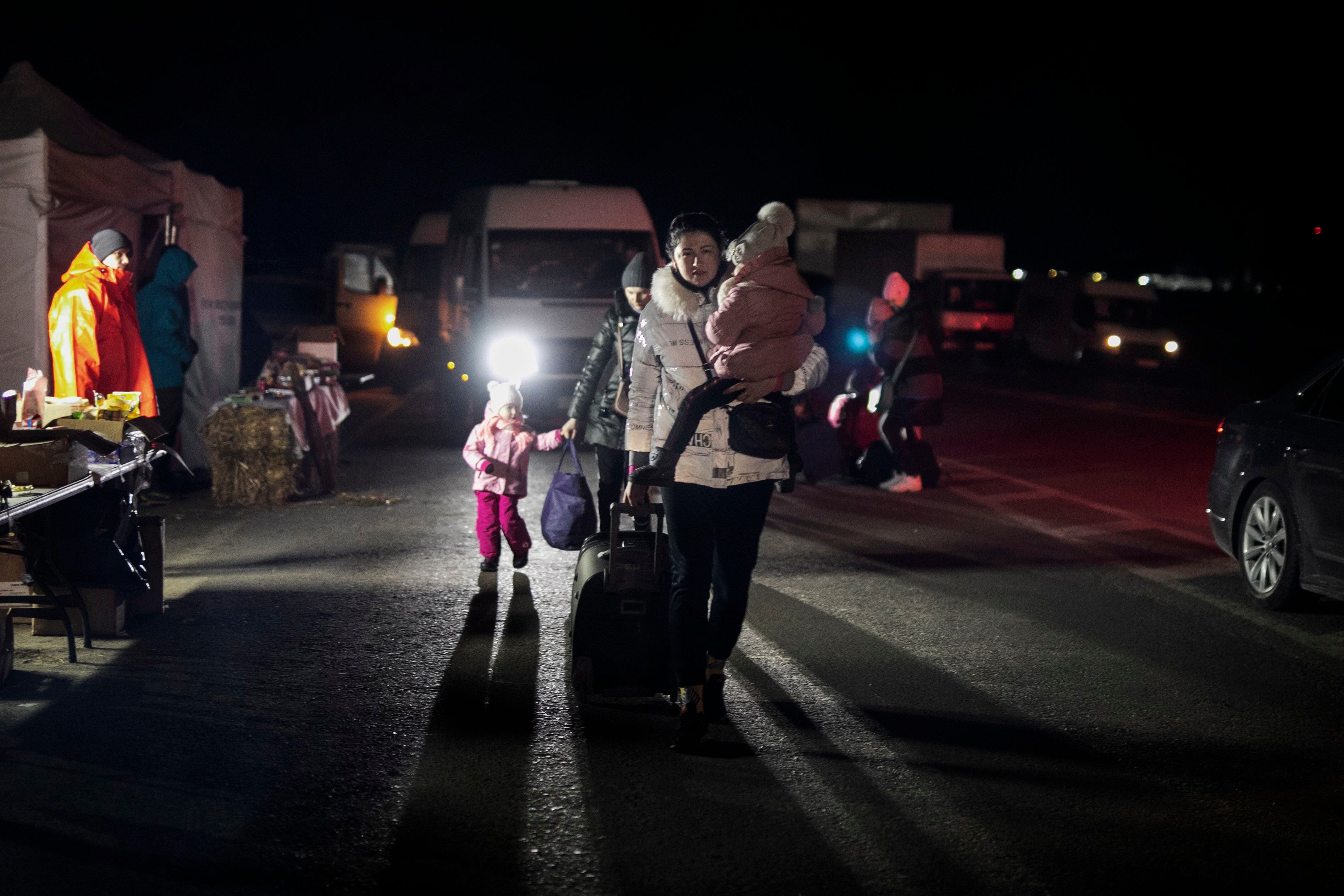 Una mujer ucrania se acerca al punto fronterizo de Dolhobyczowm, el 10 de marzo, para cruzar la frontera hacia Polonia.