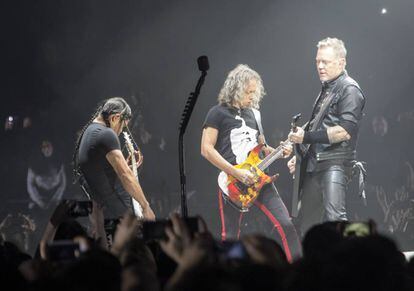 Robert Trujillo, Kirk Hammett y James Hetfield el 5 de febrero de 2018 en el Wizink Center de Madrid, la noche que interpretaron la desacertada versión de Barón Rojo.