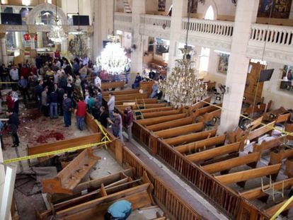 Personal de seguridad investigan en el interior de la iglesia copta de San Jorge de Tanta.