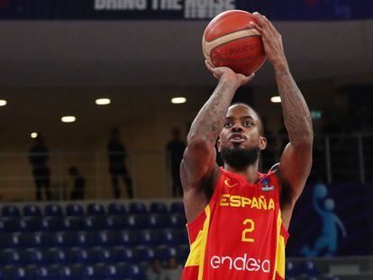 Lorenzo Brown lanza a canasta durante el partido del Eurobasket 2022 entre España y Montenegro.