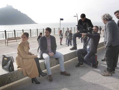 María León y Jon Plazaola, en el rodaje de 'Allí abajo' en San Sebastián.