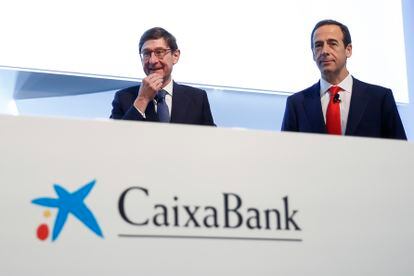 José Ignacio Goirigolzarri, presidente de CaixaBank (a la izquierda), y Gonzalo Gortázar, consejero delegado del banco, este viernes en Valencia durante la junta general de accionistas.