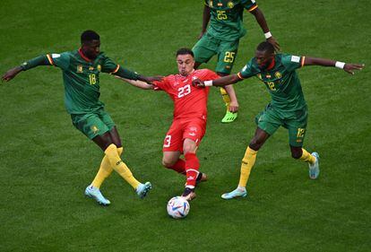 El jugador suizo Xherdan Shaqiri, en el centro, defendido por varios cameruneses, en el estadio Al Janoub, en Al Wakrah, al sur de Doha.