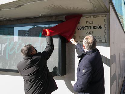 Inauguración de la placa con el nombre de la Plaza de la Constitución, en enero de 2022.