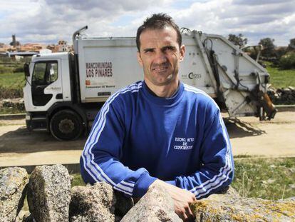 Jos&eacute; Ram&oacute;n Lizana, frente al cami&oacute;n de basura en Cenicientos.