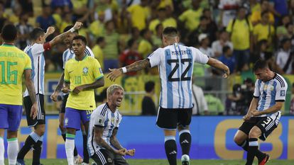 Jugadores de Argentina celebran su triunfo ante Brasil en un partido de las eliminatorias para la Copa Mundo de Fútbol de 2026 en Maracaná.