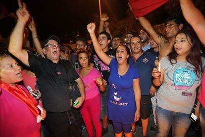 Varios vecinos protestan contra el terrorismo islamista durante la manifestación del sábado por la noche en Susa.