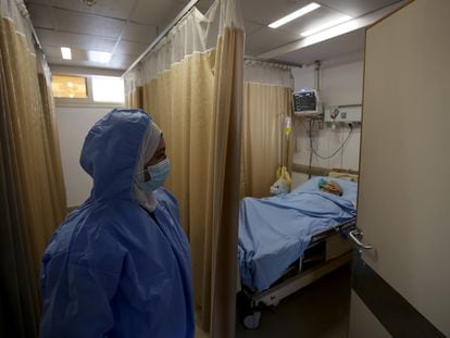 Enfermera en un hospital de El Cairo (Egipto), en abril de 2021.