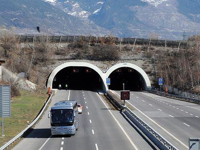 Un autobús con los familiares de las víctimas del accidente ocurrido en el túnel de Sierre, Suiza, pasa por el lugar donde se produjo el choque.