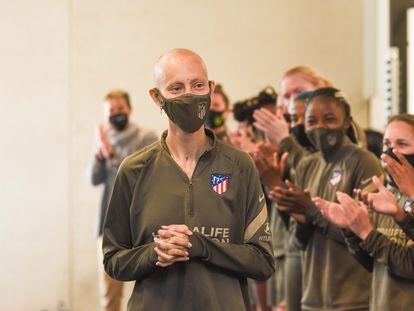 Virginia Torrecilla recibe la ovación de sus compañeras a su llegada al gimnasio del Centro Deportivo Wanda de Alcalá de Henares