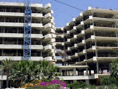 Viviendas en construcción en Estepona (Málaga), en una imagen de archivo.