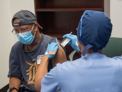 Un voluntario participa en el ensayo clínico de la vacuna de Moderna en EE UU.
