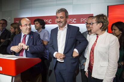 Jaume Collboni, en el centro de la imagen, en la noche electoral del PSC.