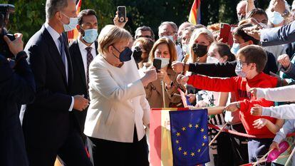 La canciller alemana, Angela Merkel, antes de recoger el premio europeo Carlos V, en Cuacos de Yuste (Cáceres), acompañada del rey Felipe VI.