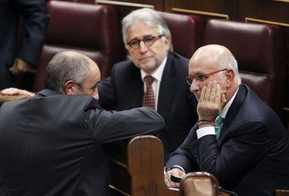 Los portavoces de CiU, Josep Antoni Dur&aacute;n i Lleida y del PNV, Josu Erkoreka, conversan en el Congreso junto a S&aacute;nchez-Llibre.