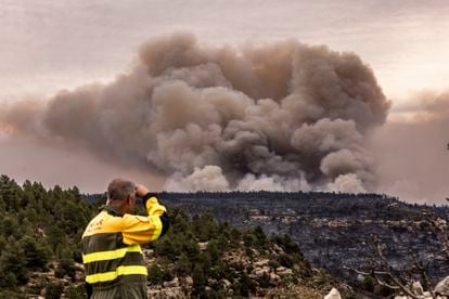 Una agente forestal vigila el avance del fuego en el término municipal de Villanueva de Viver (Castellón).