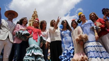 La presidenta de la Junta de Andalucía, Susana Díaz, junto a la consejera de Cultura, Rosa Aguilar, a la izquierda, y la alcaldesa de Córdoba, Isabel Ambrosio, este jueves en la feria de Córdoba.