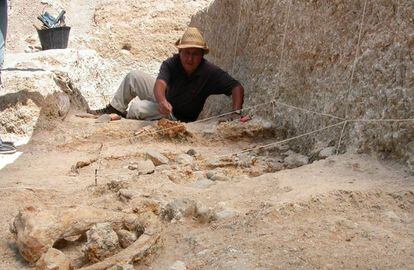 El arqueólogo Mohamed Sahnouni, en un yacimiento argelino.