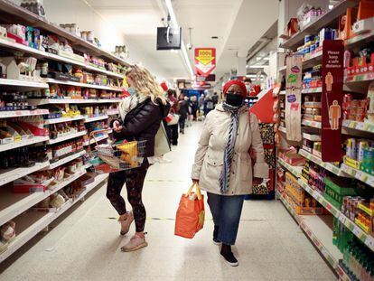 Varias personas compran en un supermercado de Londres.