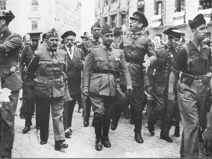De izquierda a derecha, los generales Cavalcanti, Francisco Franco y Mola, en Burgos en 1936, durante la Guerra Civil.