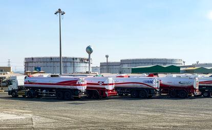 Camiones de combustible estacionados cerca de los silos en la instalación petrolera de Saudi Aramco en la ciudad de Jeddah en el Mar Rojo de Arabia Saudí, este martes.