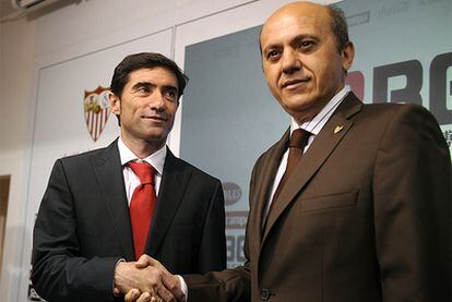 Marcelino García Toral, técnico del Sevilla, estrecha la mano con el presidente Del Nido.