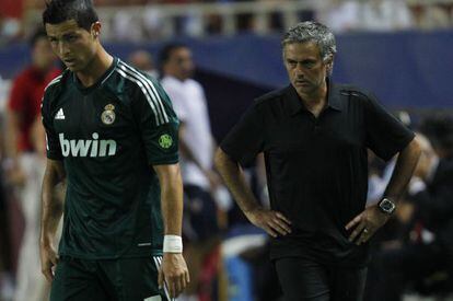 Cristiano y Mourinho, durante el partido ante el Sevilla.