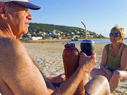 Una pareja descansa en la playa en Uruguay, que es el país de la región que mejor cuida a sus mayores y tiene niveles de protección social más altos para las personas mayores.