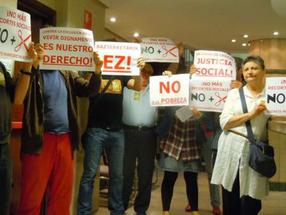 Un grupo de pensionistas y personas en paro ocupan una oficina de Lanbide en Bilbao.