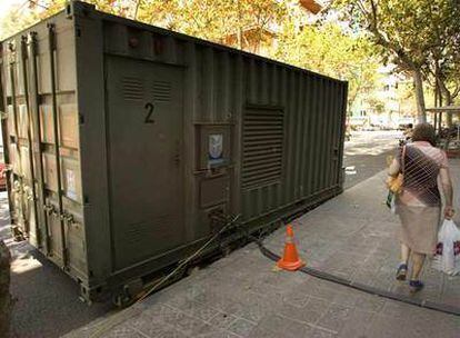 Un generador de electricidad instalado en la calle de Industria frente al número 114 ( entre Lepant i Marina) trás el gran apagón del dia 23 en Barcelona.