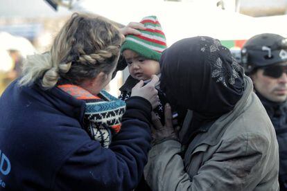 Mujeres atienden a refugiados llegados a Grecia.