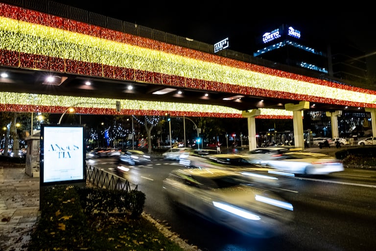 Luces de Navidad de Madrid con los colores de la bandera de España en el Puente Juan Bravo, en el primer día de encendido de las luces de Navidad.
