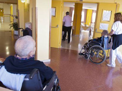 Varios ancianos en sillas de ruedas, en una residencia en Burgos.