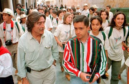 Miguel de la Quadra Salcedo en Burgo de Osma (Soria), en el comienzo de la quinta edición de la Ruta Quetzal, en la que participan 225 jóvenes pertenecientes a 39 países de Iberoamérica y Europa, en 1997.