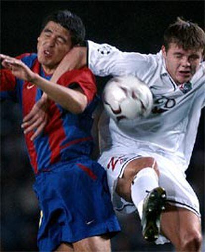 Riquelme y Pimenov saltan por un balón.