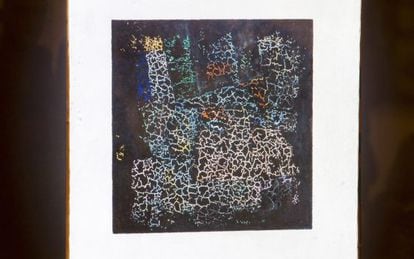 La pintura abstracta debajo del 'Cuadrado negro' de Malevich.