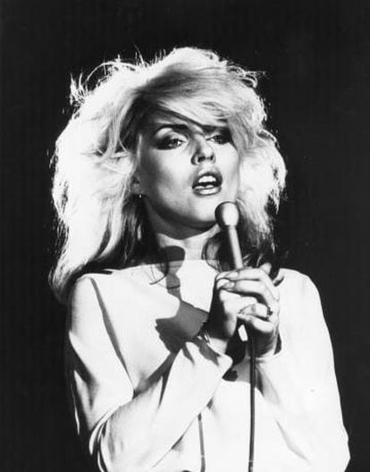 No se puede ser más 'cool' que Debbie Harry, cantante de Blondie. Aquí en 1978, en un concierto en el Reino Unido.