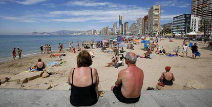 Turistas en una playa de Benidorm (Alicante). 