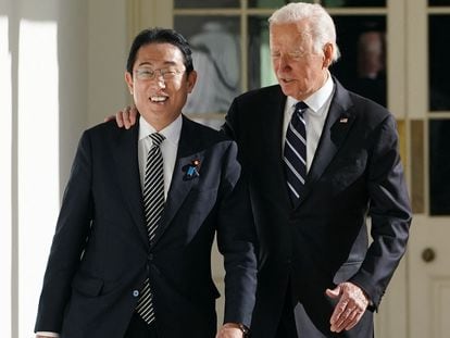 Fumio Kishida, primer ministro de Japón, junto a Joe Biden, este viernes en la Casa Blanca.
