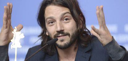 El director mexicano Diego Luna durante una rueda de prensa ofrecida con motivo de la presentaci&oacute;n de la pel&iacute;cula &quot;C&eacute;sar Ch&aacute;vez&quot;, durante la 64&ordf; edici&oacute;n del Festival de Cine de Berl&iacute;n.