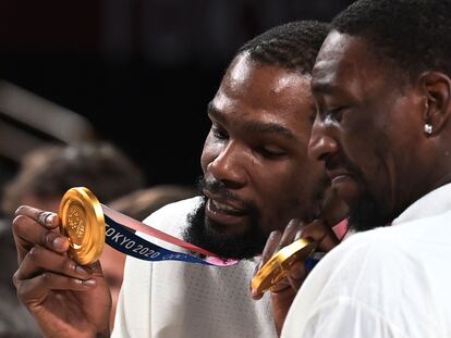 Kevin Durant y Adebayo, con la medalla de oro de Tokio 2020.