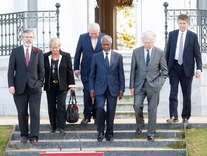 Conferencia internacional por la paz en San Sebastián de 2011: Kofi Anann saluda rodeado de Gerry Adams, Bertie Ahern, Jonathan Powell, Pierre Joxe y Gro Harlem Bruntland.