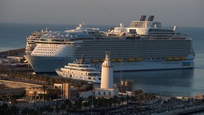 Primera escala del Wonder of the Seas, el crucero más grande del mundo, propiedad de Royal Caribbean en el puerto de Málaga,