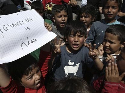 Ni&ntilde;os protestan en el campamento para refugiados del puerto del Pireo, en Grecia.