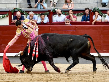 Derechazo de Miguel Zazo al tercer novillo de la tarde.